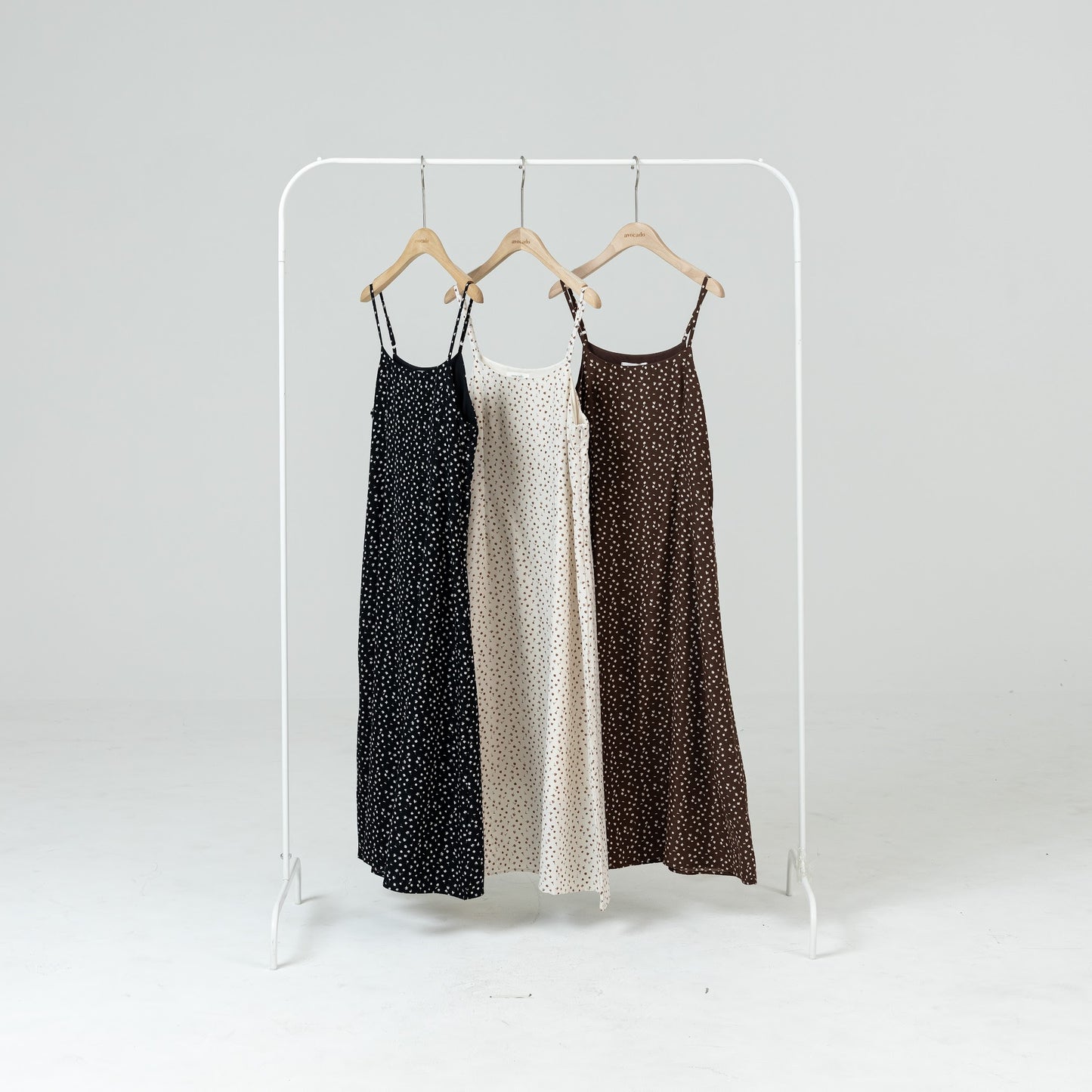 avocado - Hanako Dress เดรสลายดอกผ้าโพลีเอสเตอร์ มีซับใน สายปรับได้