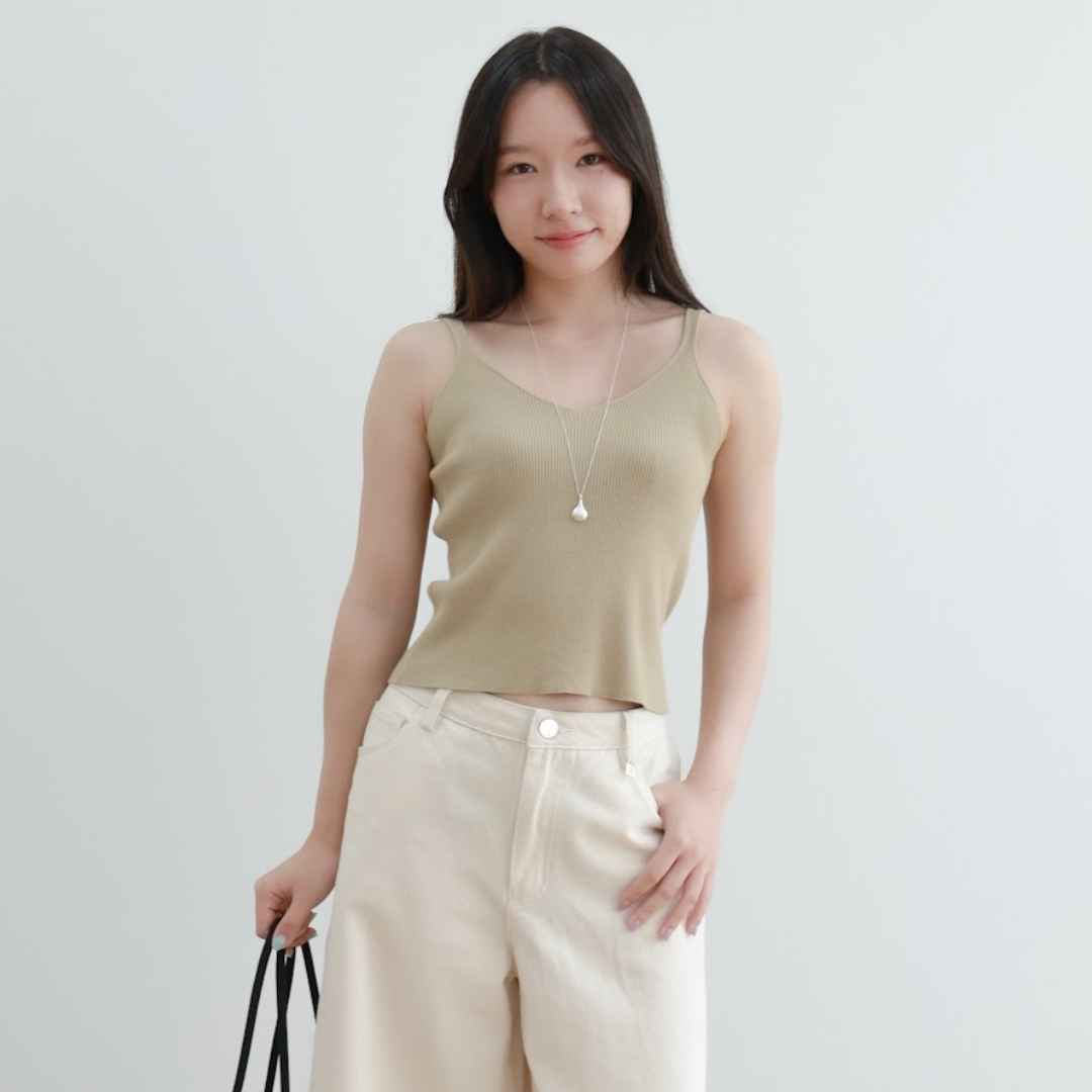 avocado - Bonbon soft camisole เสื้อกล้ามผ้าไหมพรม ทรงคอวี