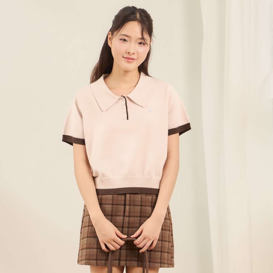 avocado - Twinny Knit Polo เสื้อโปโลทรงครอป เนื้อผ้าไหมพรม ดีเทลขอบทูโทน