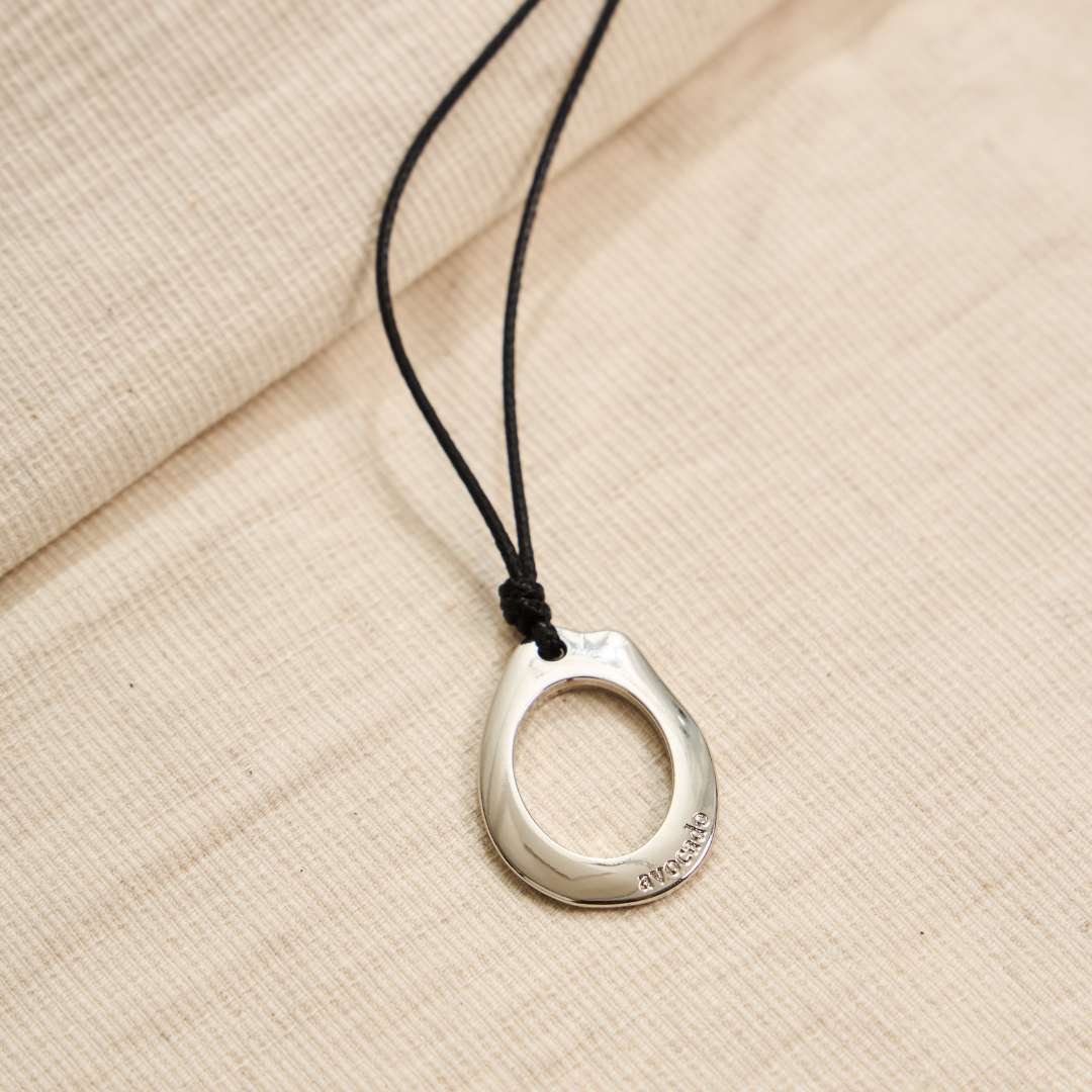 avocado - Rockie Necklace สร้อยคอจี้สีเงินทรง avocado