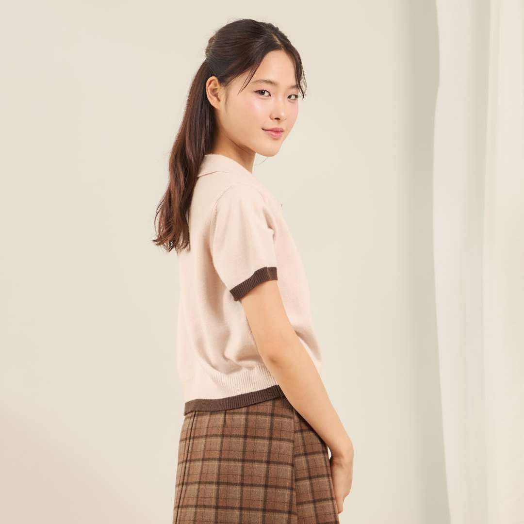 avocado - Twinny Knit Polo เสื้อโปโลทรงครอป เนื้อผ้าไหมพรม ดีเทลขอบทูโทน