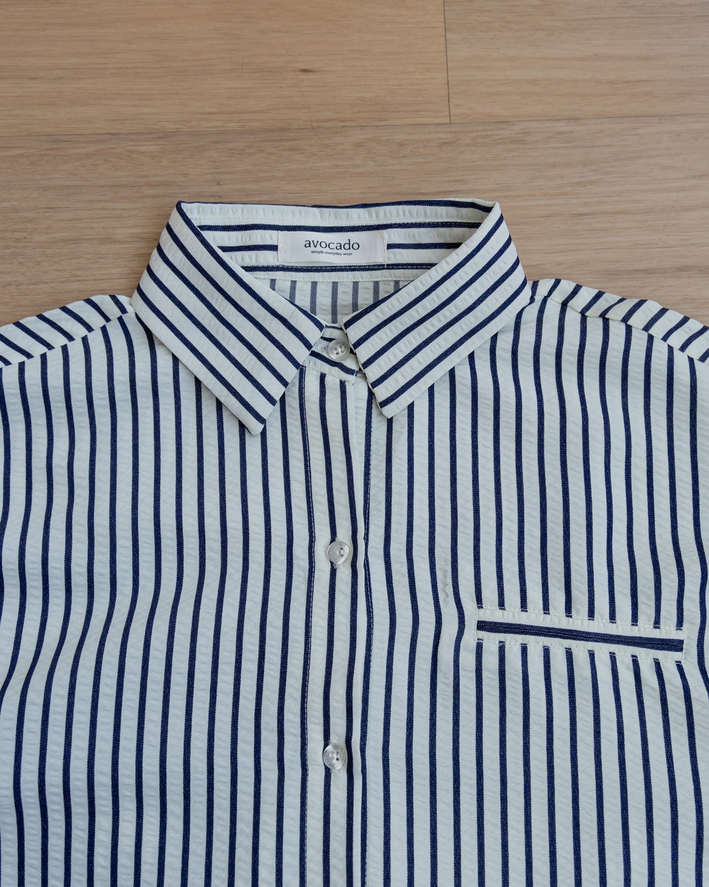 avocado - Rico Line Shirt เสื้อเชิ้ตลายทางดีเทลเนื้อผ้าอัดยับ