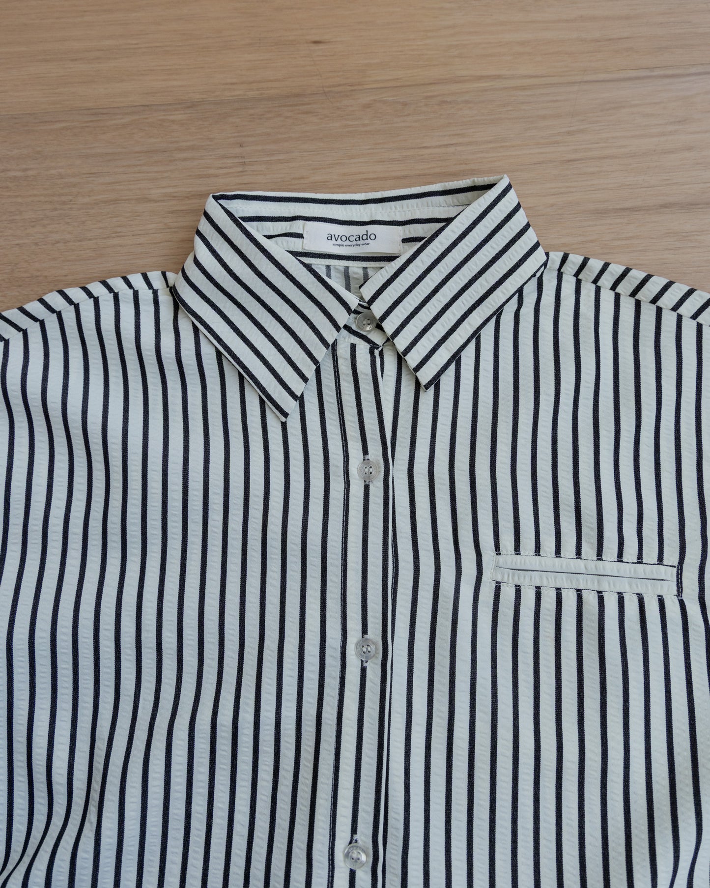 avocado - Rico Line Shirt เสื้อเชิ้ตลายทางดีเทลเนื้อผ้าอัดยับ