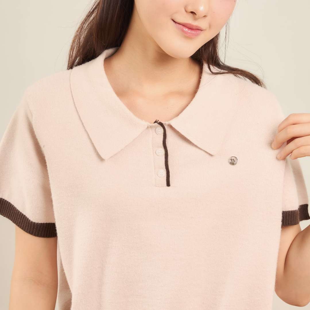 avocado - Twinny Knit Polo เสื้อโปโลทรงครอป เนื้อผ้าไหมพรม ดีเทลขอบทูโทน