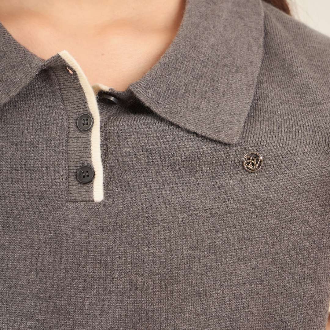 avocado - Twinny Knit Polo เสื้อโปโลทรงครอป เนื้อผ้าไหมพรม ดีเทลขอบทูโทน