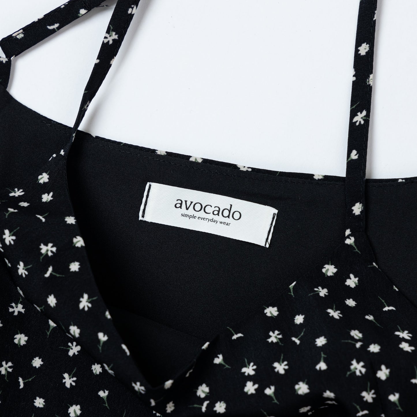avocado - Hanako Dress เดรสลายดอกผ้าโพลีเอสเตอร์ มีซับใน สายปรับได้
