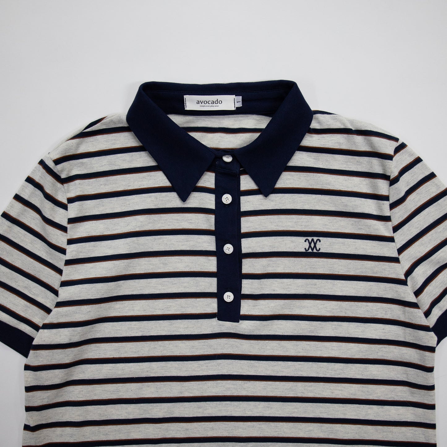 avocado - Petty Polo เสื้อโปโลคอปกลายทาง ดีเทลกระดุมลายกระ