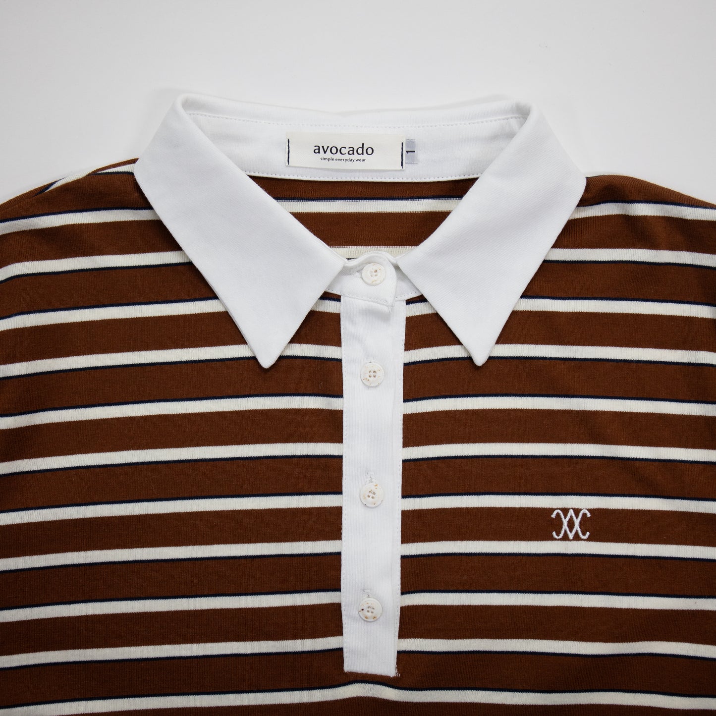 avocado - Petty Polo เสื้อโปโลคอปกลายทาง ดีเทลกระดุมลายกระ