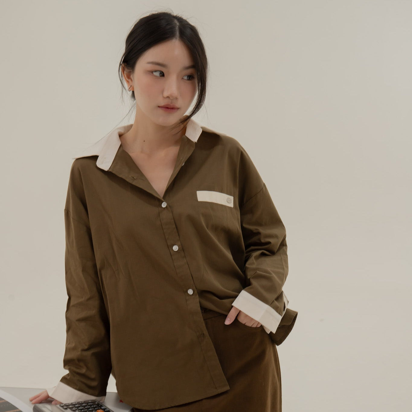 avocado - Julian Shirt เสื้อเชิ้ตสีพื้นผ้า cotton ดีเทลตัดปกสีครีม