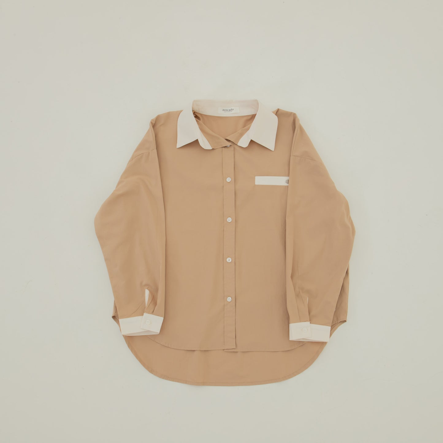 avocado - Julian Shirt เสื้อเชิ้ตสีพื้นผ้า cotton ดีเทลตัดปกสีครีม