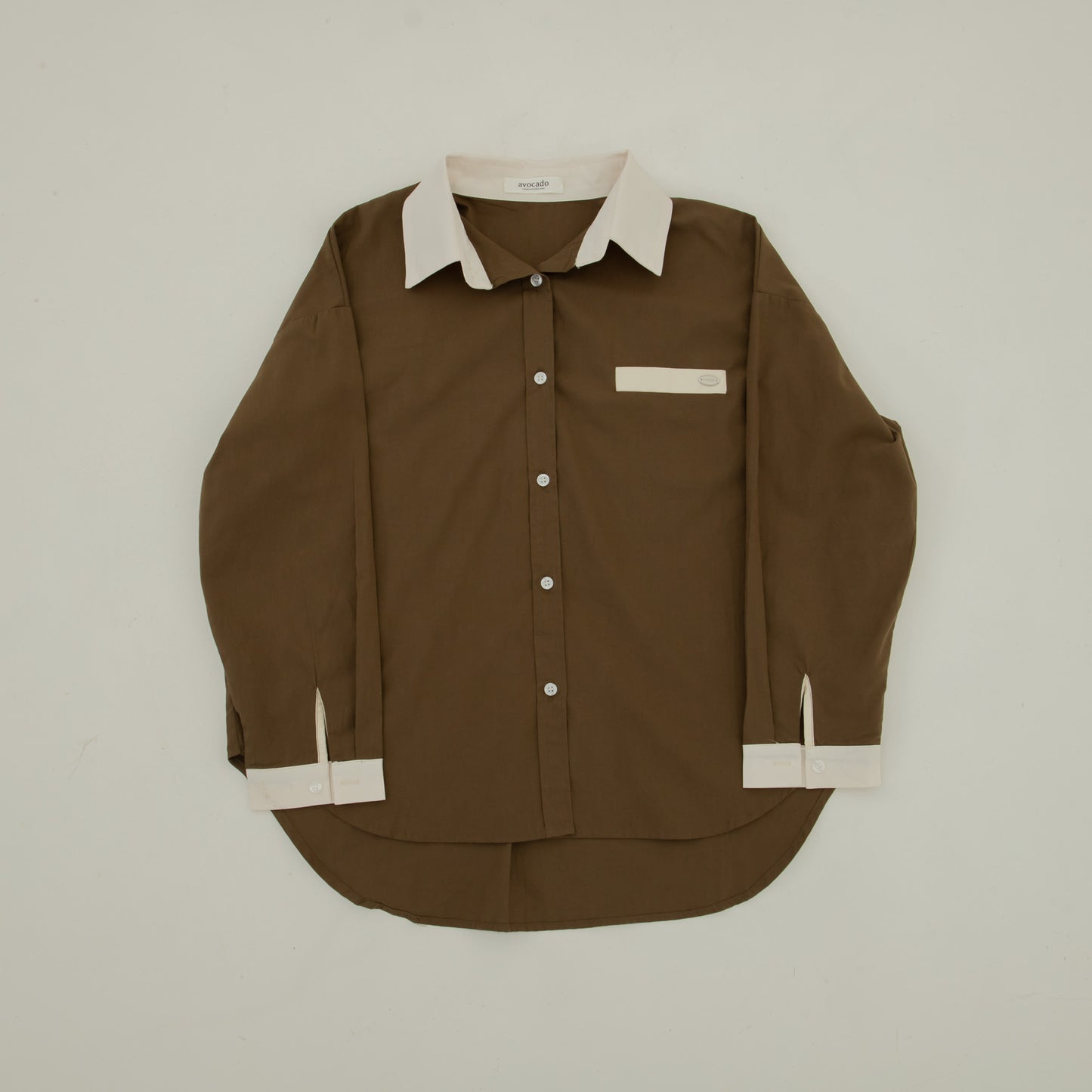 avocado - Julian Shirt เสื้อเชิ้ตสีพื้นผ้า cotton ดีเทลตัดปกสีครีม