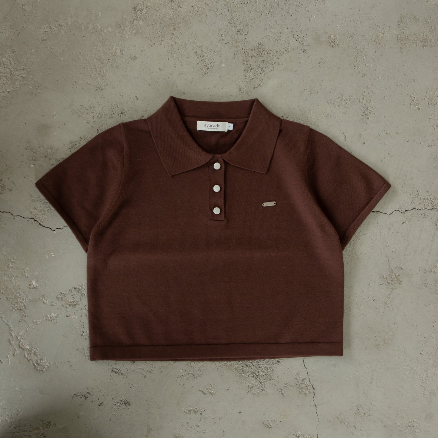 avocado - Lilo Knit Polo เสื้อโปโลครอป  แต่งดีเทลกระดุมเหล็ก