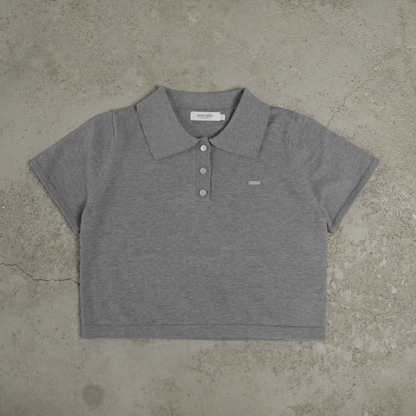 avocado - Lilo Knit Polo เสื้อโปโลครอป  แต่งดีเทลกระดุมเหล็ก