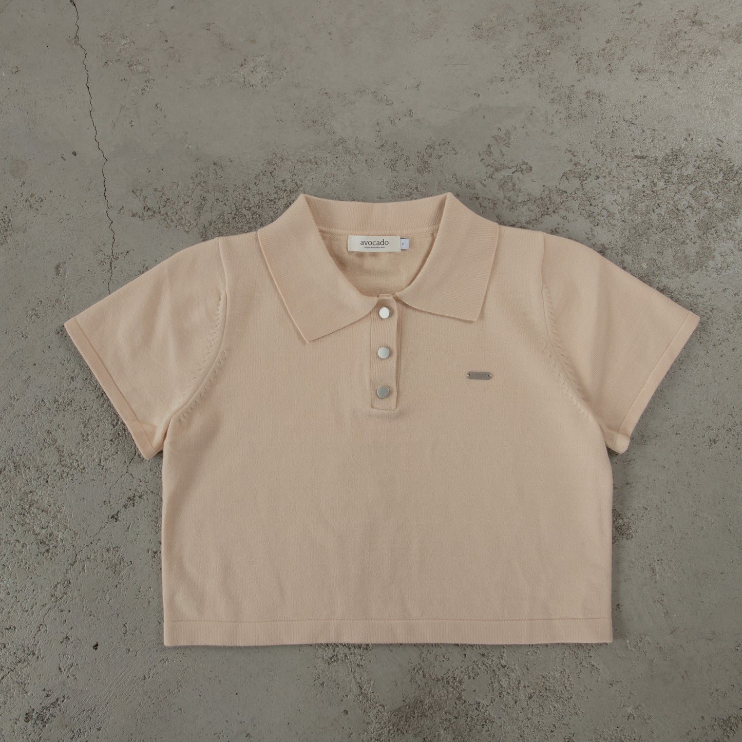 avocado - Lilo Knit Polo เสื้อโปโลครอป  แต่งดีเทลกระดุมเหล็ก