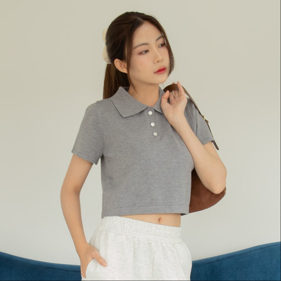 avocado - Lilo Knit Polo เสื้อโปโลครอป  แต่งดีเทลกระดุมเหล็ก