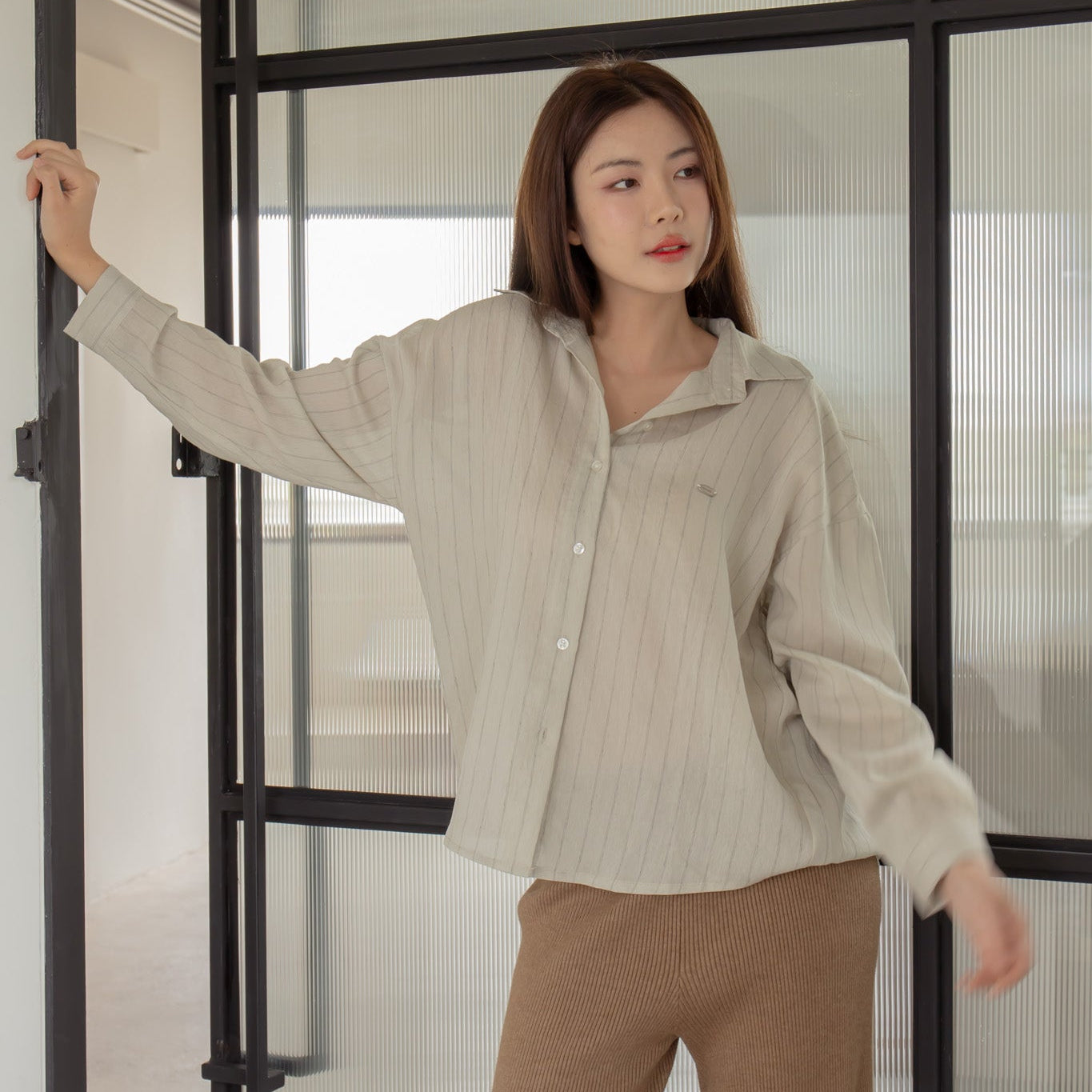 avocado - Parlin Line Shirt เสื้อเชิ้ตลายทางผ้าคอตตอนผสมโพลีเอสเตอร์