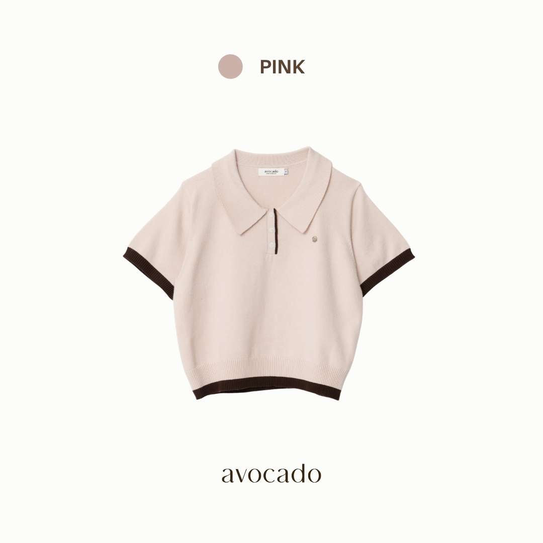 avocado - Twinny Knit Polo เสื้อโปโลทรงครอป เนื้อผ้าไหมพรม ดีเทลขอบทูโทน